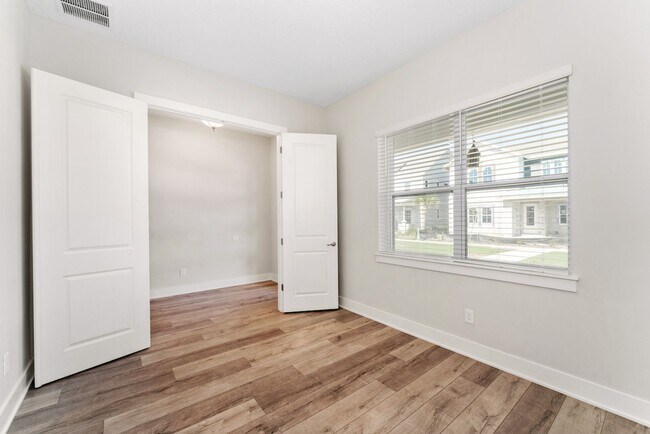 Building Photo - Nice 3/2.5 Bath Home with Bonus Room and 2...