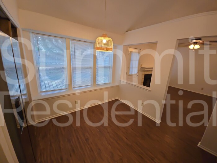 Building Photo - 1607 Parkwood Dr