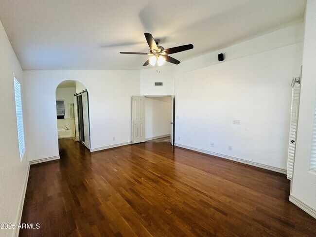 Building Photo - 2110 E Enrose Cir
