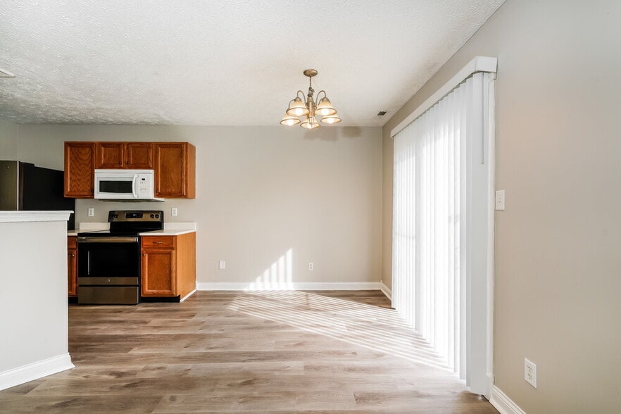 Building Photo - 4487 Connaught Dr E