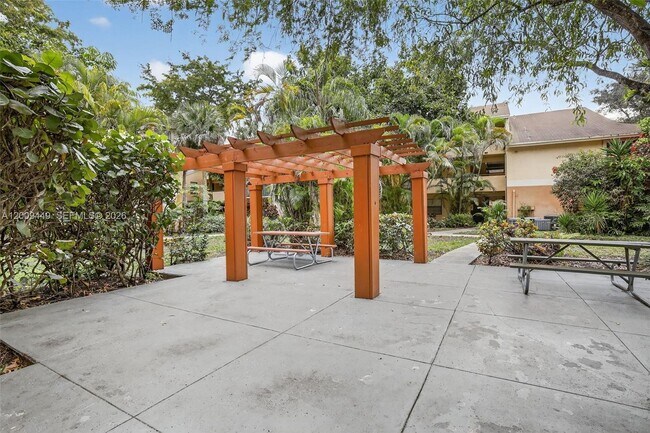 Building Photo - 9999 Summerbreeze Dr