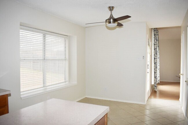 Building Photo - Lovely 3-2-2 in Ft. Worth in Desirable Loc...
