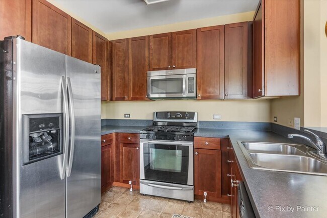 Building Photo - 2215 Aurora Dr