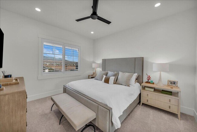 Building Photo - Beautiful 6-Bedroom, 5-Bathroom Home for Rent in Moorland Park