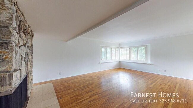 Building Photo - 4121 Hayvenhurst Dr