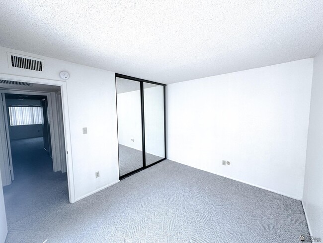 Building Photo - 10476 S Del Montes