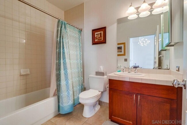 Building Photo - Downtown  1-Bed plus Loft 1bath 1 parking ...