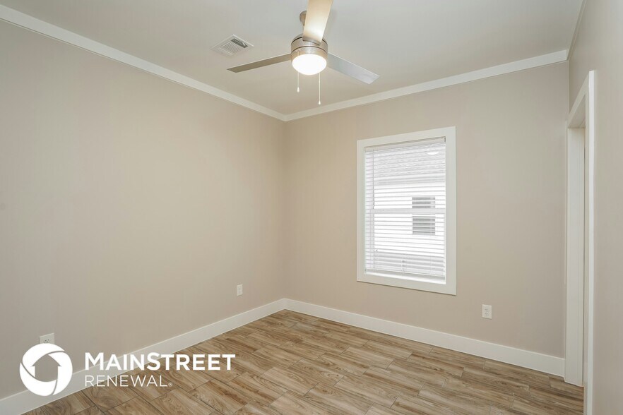 Building Photo - 9330 Crestview Dr
