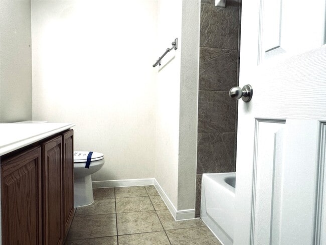 Building Photo - 2910 Sandleigh Dr