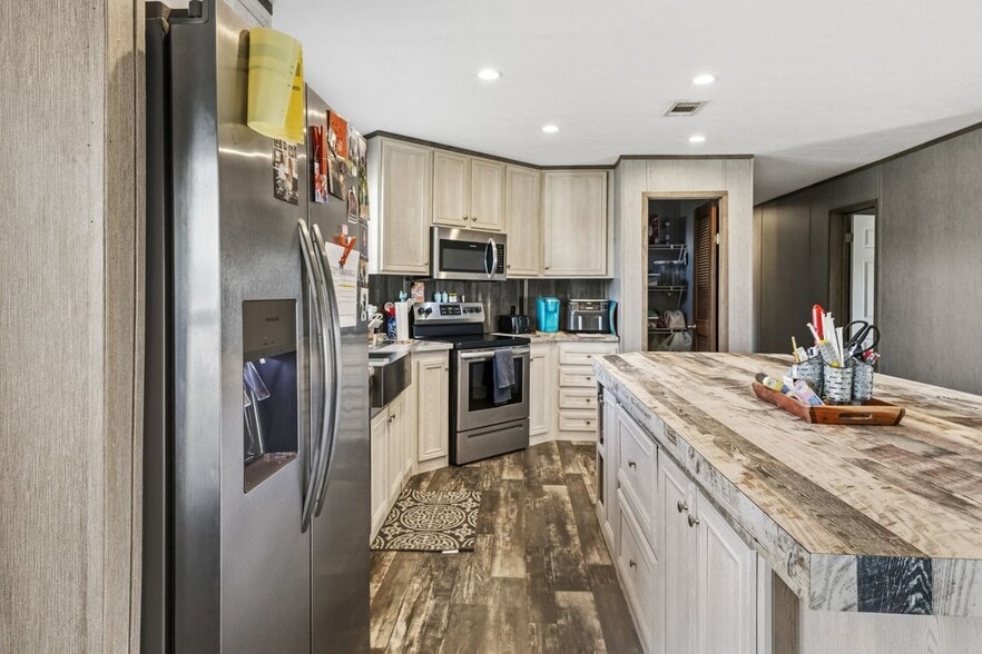 Building Photo - 134 N Larry Dr