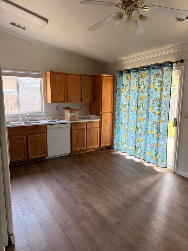 Building Photo - 3-bedroom, 2-bath home in great neighborhood!