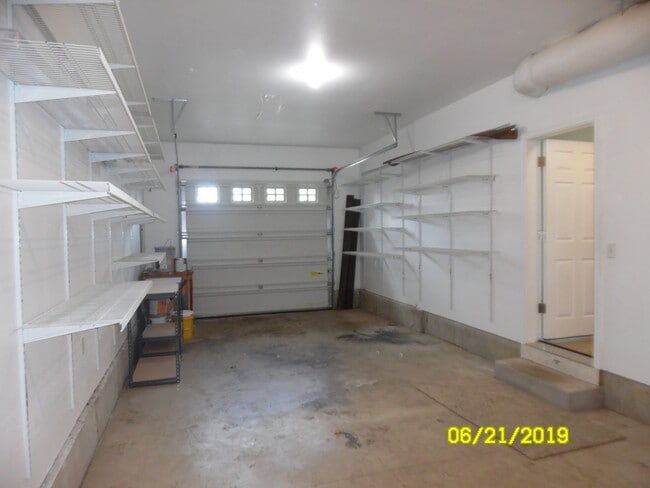 Building Photo - 325 NW Cypress St