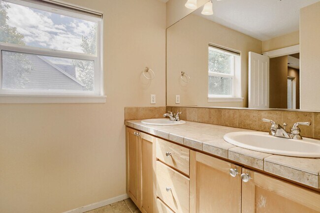 Building Photo - 4BR/2.5BA Home with Main-Level Bedroom/Office — Central A/C & Fenced Yard | Orenco Gardens, Hills...