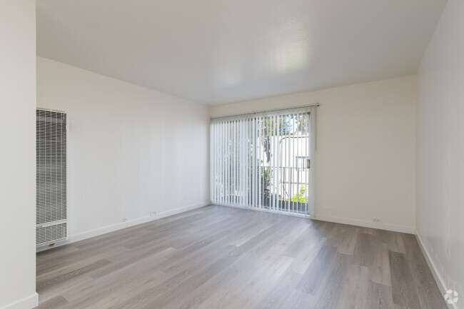 1BR, 1BA - 750SF - 225 Clifton