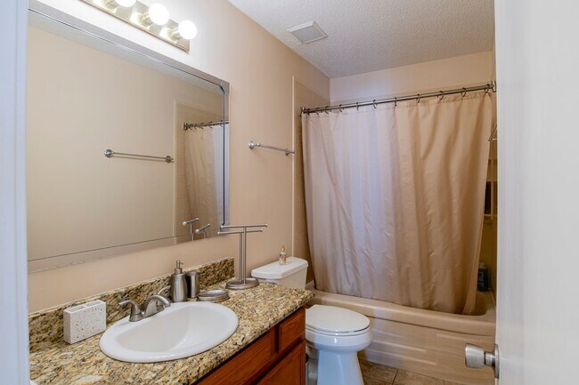 Building Photo - Well-maintained Pensacola Condo with Community Pool & Central Location