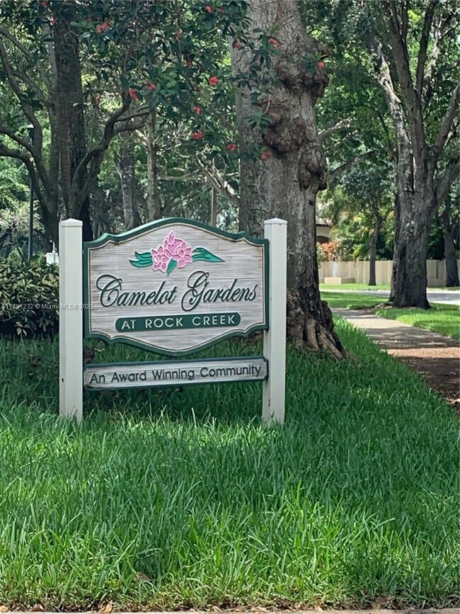 Building Photo - 2561 Camelot Ct