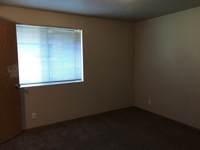 Building Photo - 150 NE 5th St