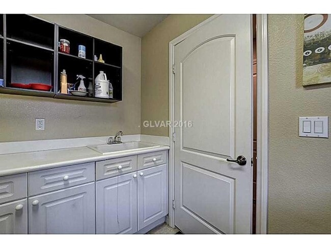 Building Photo - Stunning & Spacious Home with Park Views and Pool!