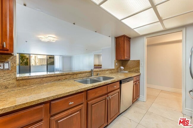 Building Photo - 10660 Wilshire Blvd