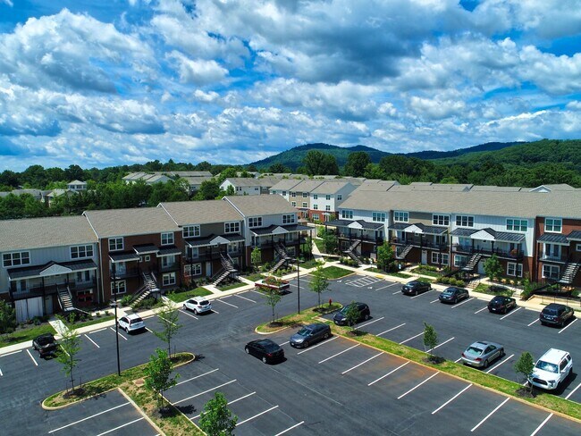 Building Photo - 3 Bedroom Townhouse Style Apartments END U...