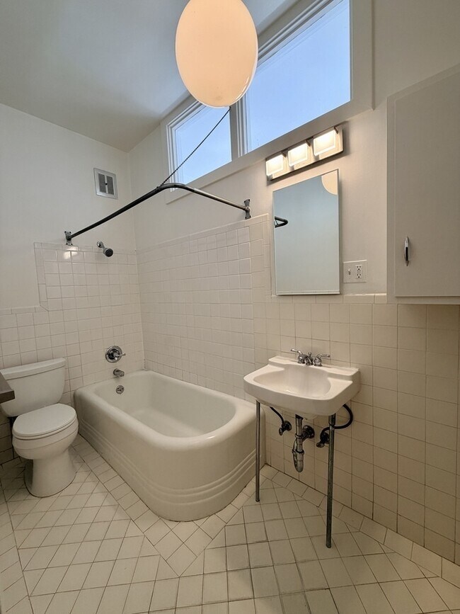 Building Photo - 1717 Jones St