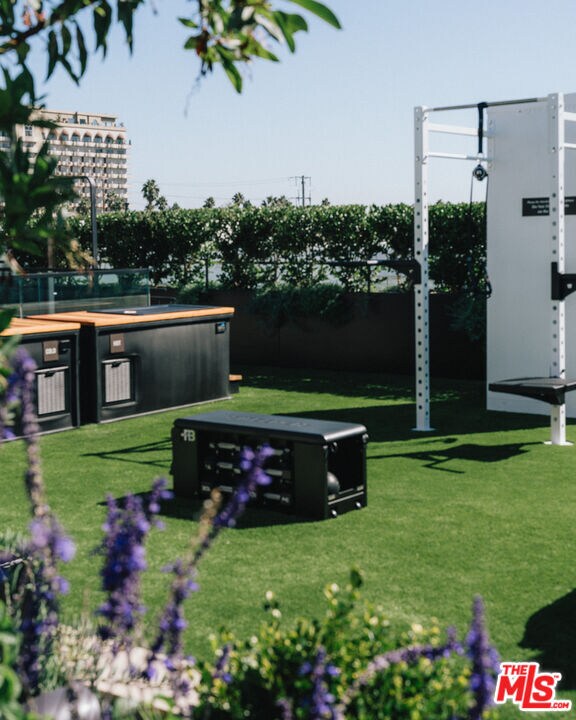 Building Photo - 350 N Palm Dr