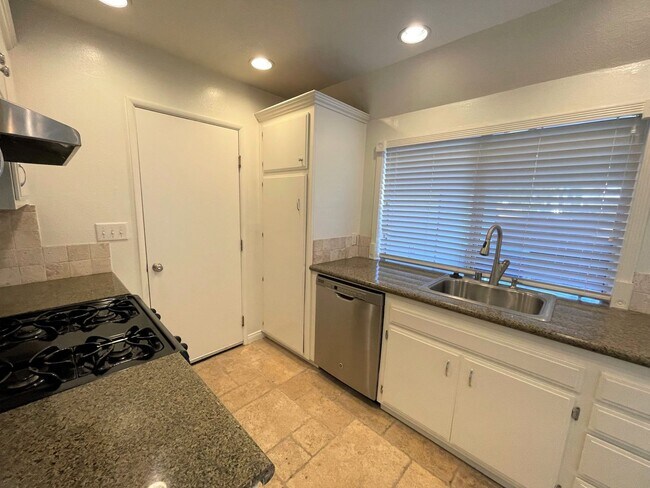 Building Photo - Todd Ranch Townhome- Enjoy The Community Pool!