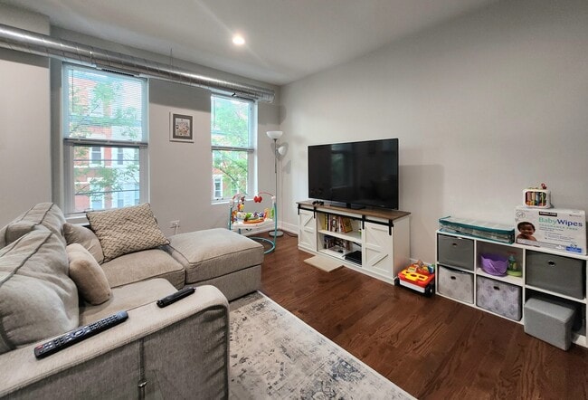 Building Photo - 1444 W Erie St