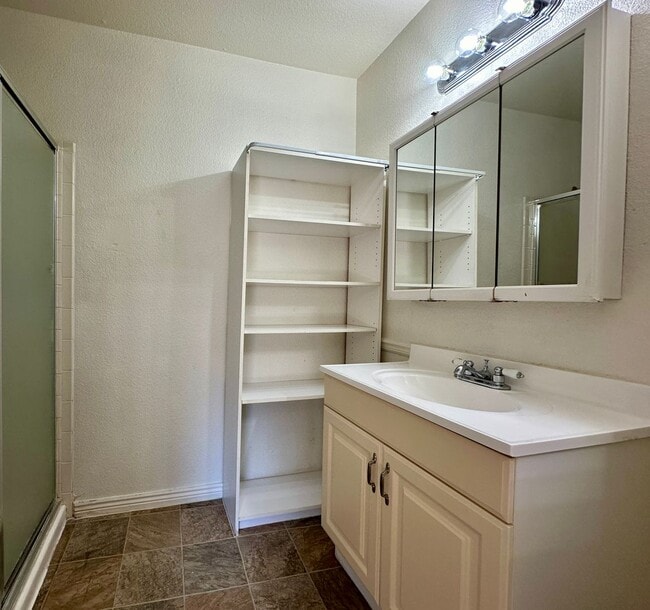 Building Photo - Spacious 2 Bed 2 Bath Condo in Aurora! Acr...