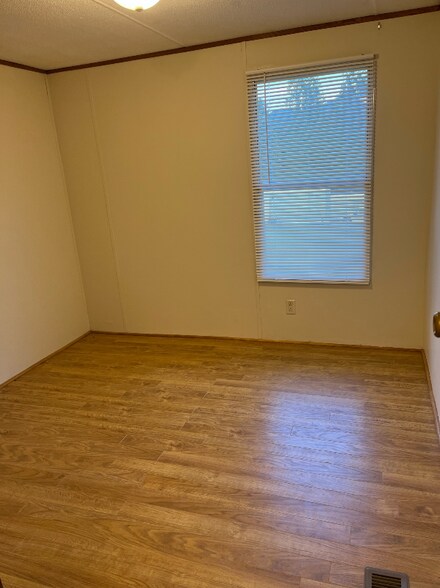 Building Photo - 164 Lynn Dr