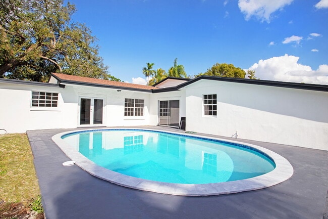 Building Photo - 17600 NE 2nd Ct