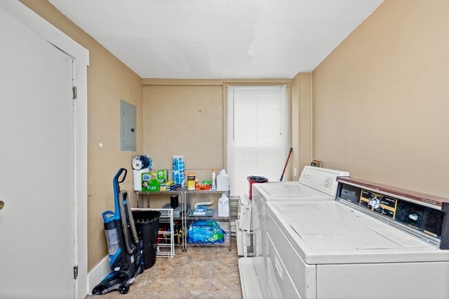 Building Photo - 131 Ulysses St