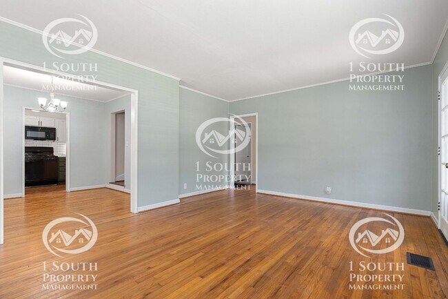 Building Photo - 300 Thornhill Cir