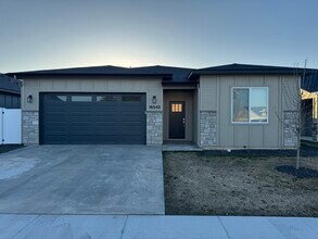 Building Photo - 16543 Red Oak Dr