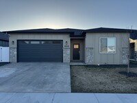 Building Photo - 16543 Red Oak Dr
