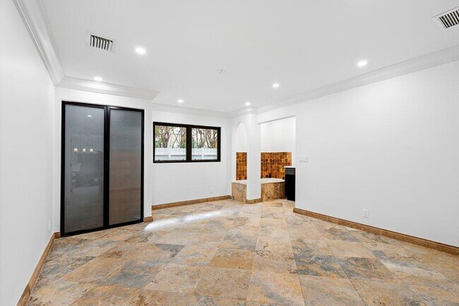 Building Photo - 1 18th Ave S