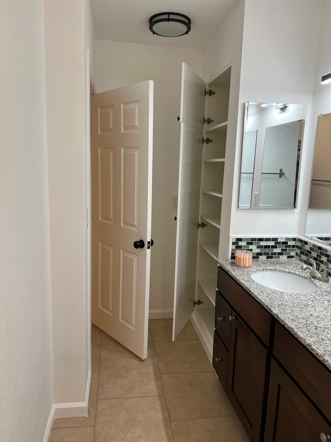 Building Photo - 22724 Figueroa St