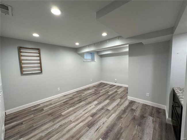 Building Photo - Sleek 2 bedroom townhome ready for immedia...