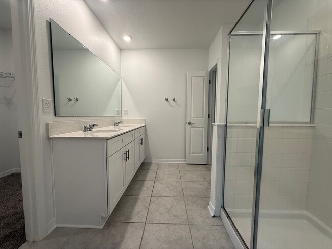 Building Photo - Beautiful 3 bedroom 2 bathroom home