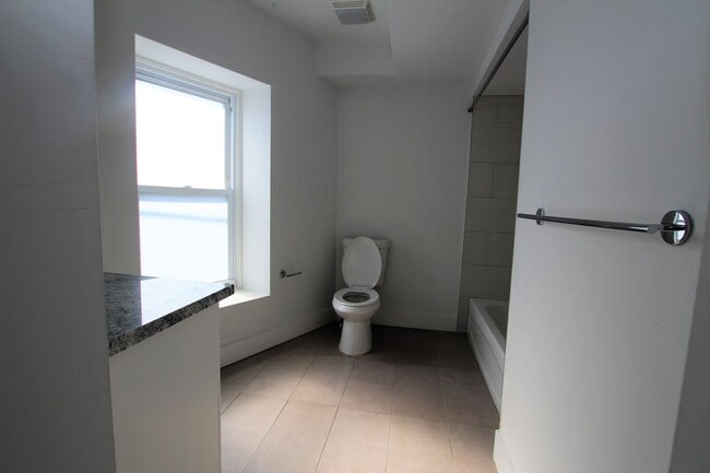 Building Photo - Newly renovated 2 bedroom/1bath in Manayun...