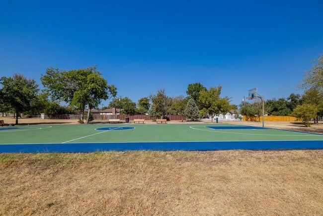 Building Photo - 2304 Silver Spur Dr