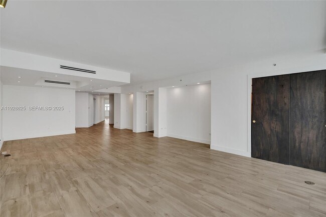 Building Photo - 848 Brickell Key Dr