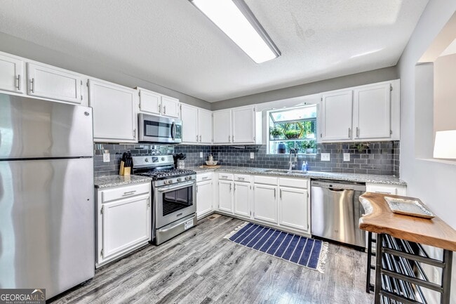 Building Photo - 4210 Lakes End Dr NW