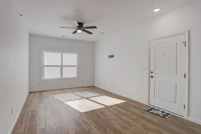 Building Photo - 303 Parkview Dr