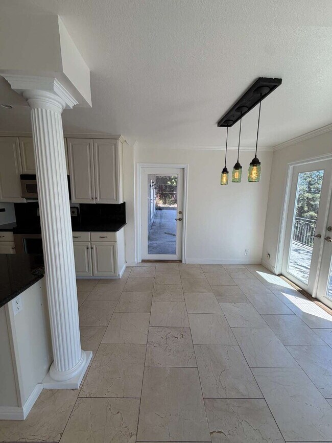 Building Photo - "Charming 2-Bedroom Retreat with Granite Accents & Gleaming Hardwood Floors in Lafayette!"