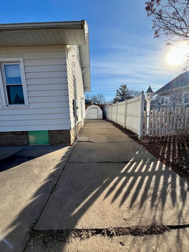 Building Photo - Main St. in Cedar Falls-2bd/1ba House