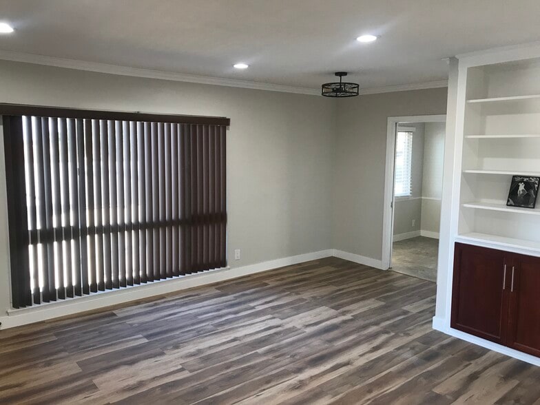 Building Photo - 1742 W 83rd St