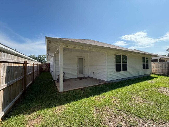 Building Photo - Spacious 4-Bedroom Rental in Quiet Pensaco...