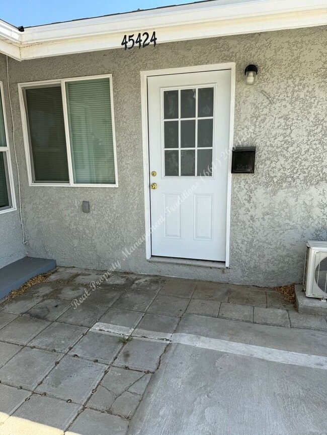 Building Photo - *** Please call us @ 661-266-1400 for info...