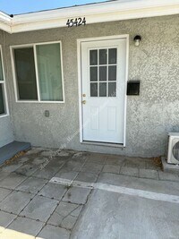 Building Photo - *** Please call us @ 661-266-1400 for info...